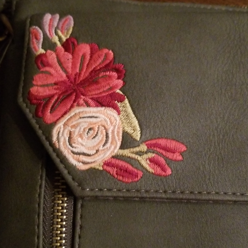 🆓️Gray Embroidered crossbody/wristlet - Picture 3 of 8